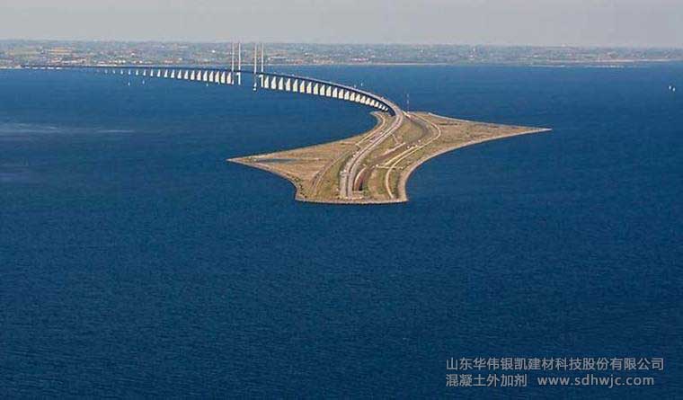 從超級(jí)工程--港珠澳大橋?qū)徱曂饧觿┑闹匾饔? alt=